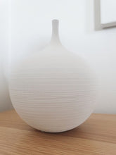 Load image into Gallery viewer, Apel Vase
