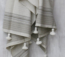 Load image into Gallery viewer, Hunar Tassel Throw Blanket
